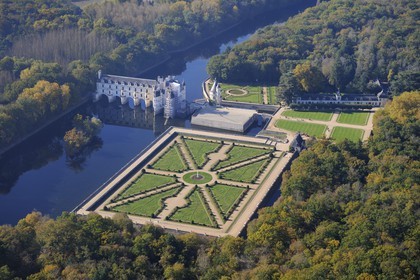 France, Indre-et-Loire (37), château de Chenonceau et son jardin à la française au bord du Cher (vue aérienne)