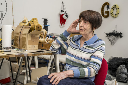 France, Hauts-de-Seine (92), Malakoff, l'artiste Annette Messager dans son atelier