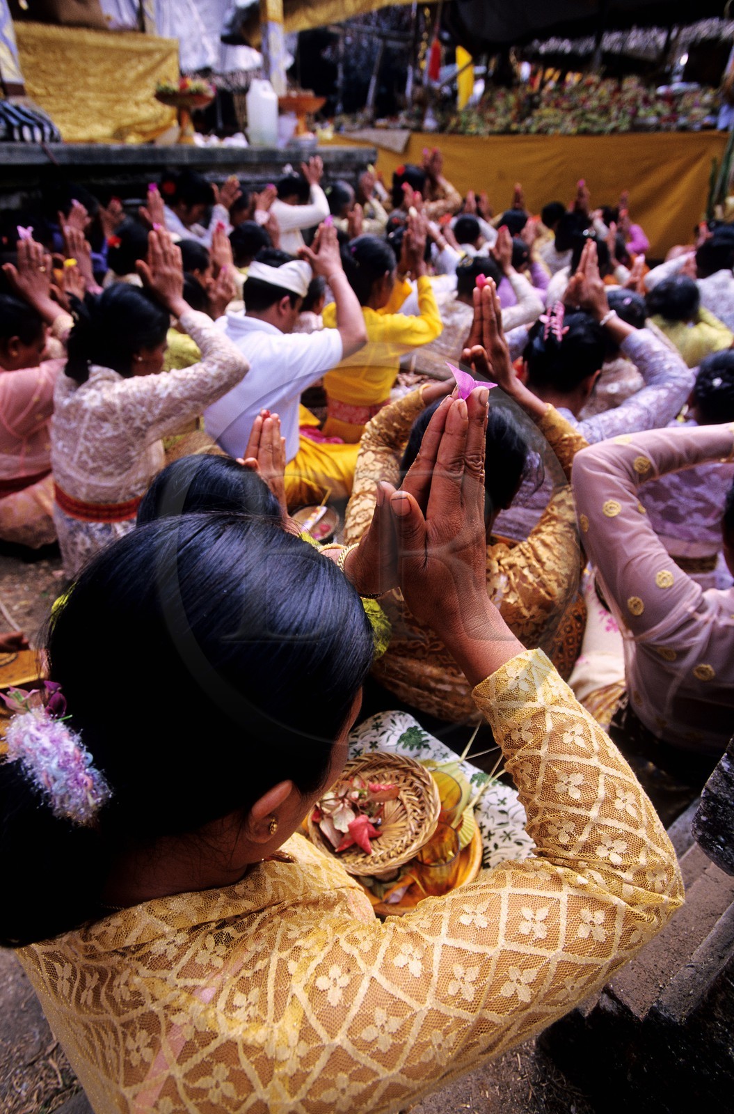 Indonésie, île de Bali, ouest de Bali, prières au dieu du pura (temple) Dalem dans le village de Bela Tungan