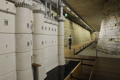 France, Paris (75), maquette du Louvre médiéval présentée dans les vestiges des fossés du Louvre de Philippe Auguste et de Charles V