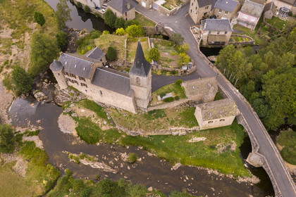 France, Lozère (48), Parc naturel régional de l'Aubrac, Saint-Juéry, l'église entourée par la rivière Bès (vue aérienne)