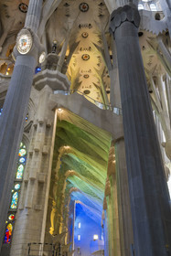 Espagne, Catalogne, Barcelone, quartier de l'Eixample, basilique de la Sagrada Familia de l'architecte du modernisme catalan Antoni Gaudi classée Patrimoine Mondial de l'UNESCO, les couleurs froides créées par les vitraux du coté de la facade de la Nativité du peintre et verrier catalan Joan Vila-Grau