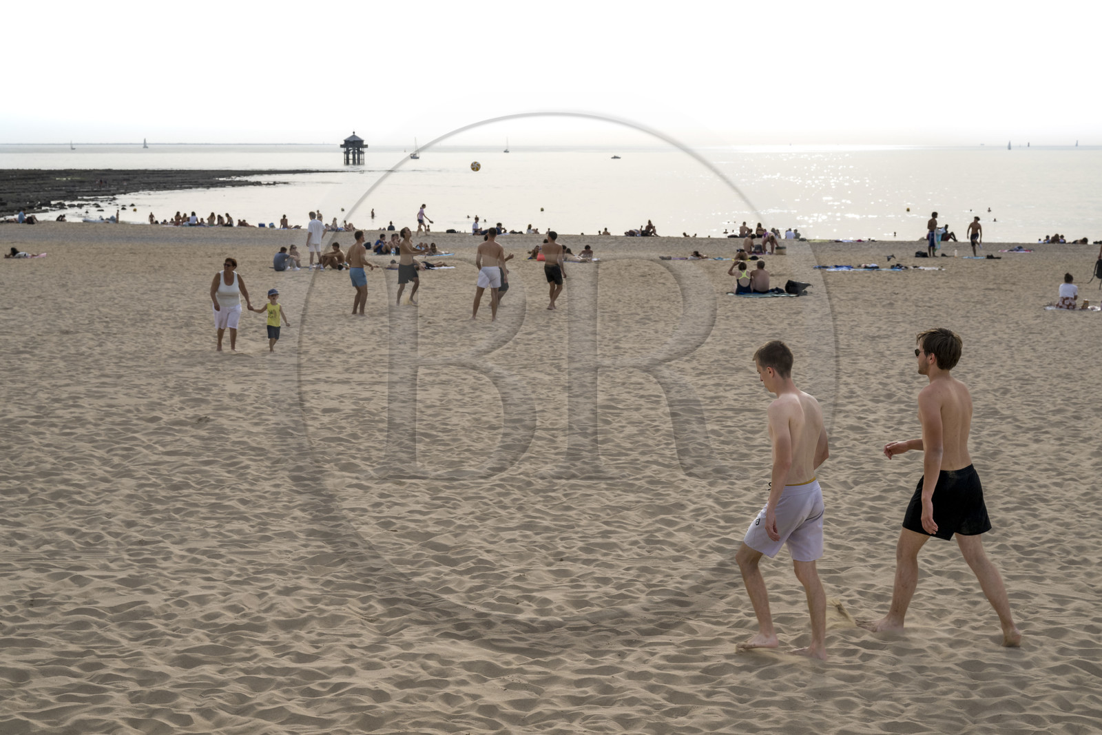 France, Charente-Maritime (17), La Rochelle, la plage des Minimes et le Phare du Bout du Monde en arrière plan