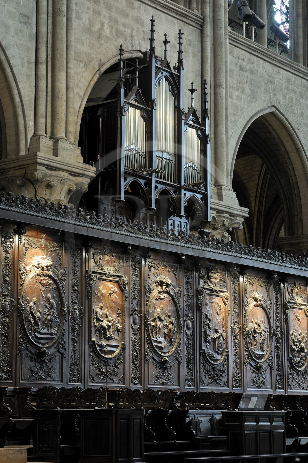 France, Paris (75), île de la Cité, la cathédrale Notre-Dame, le choeur, stalles en bois sculpté et le petite orgue
