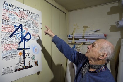 France, Paris (75), l'artiste Jacques Villeglé dans son atelier