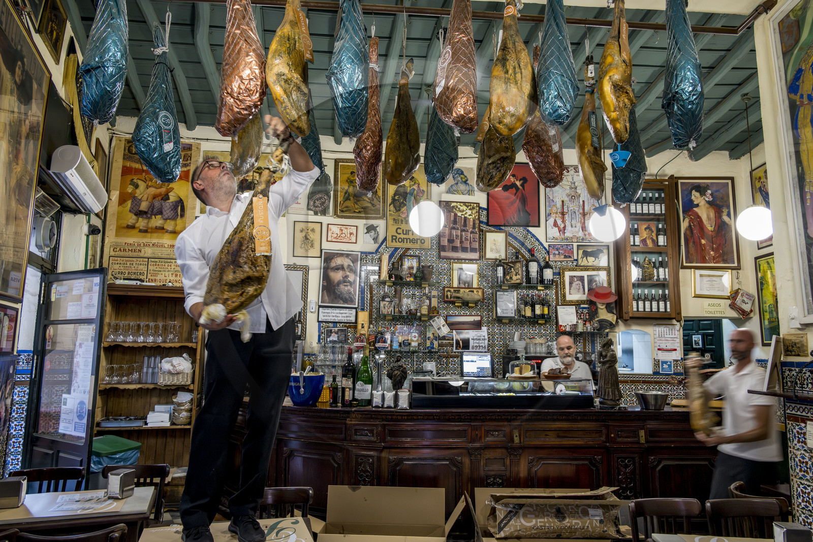 Espagne, Andalousie, Séville, bar à tapas Casa Placido, mise en place des jambons suspendus au plafond