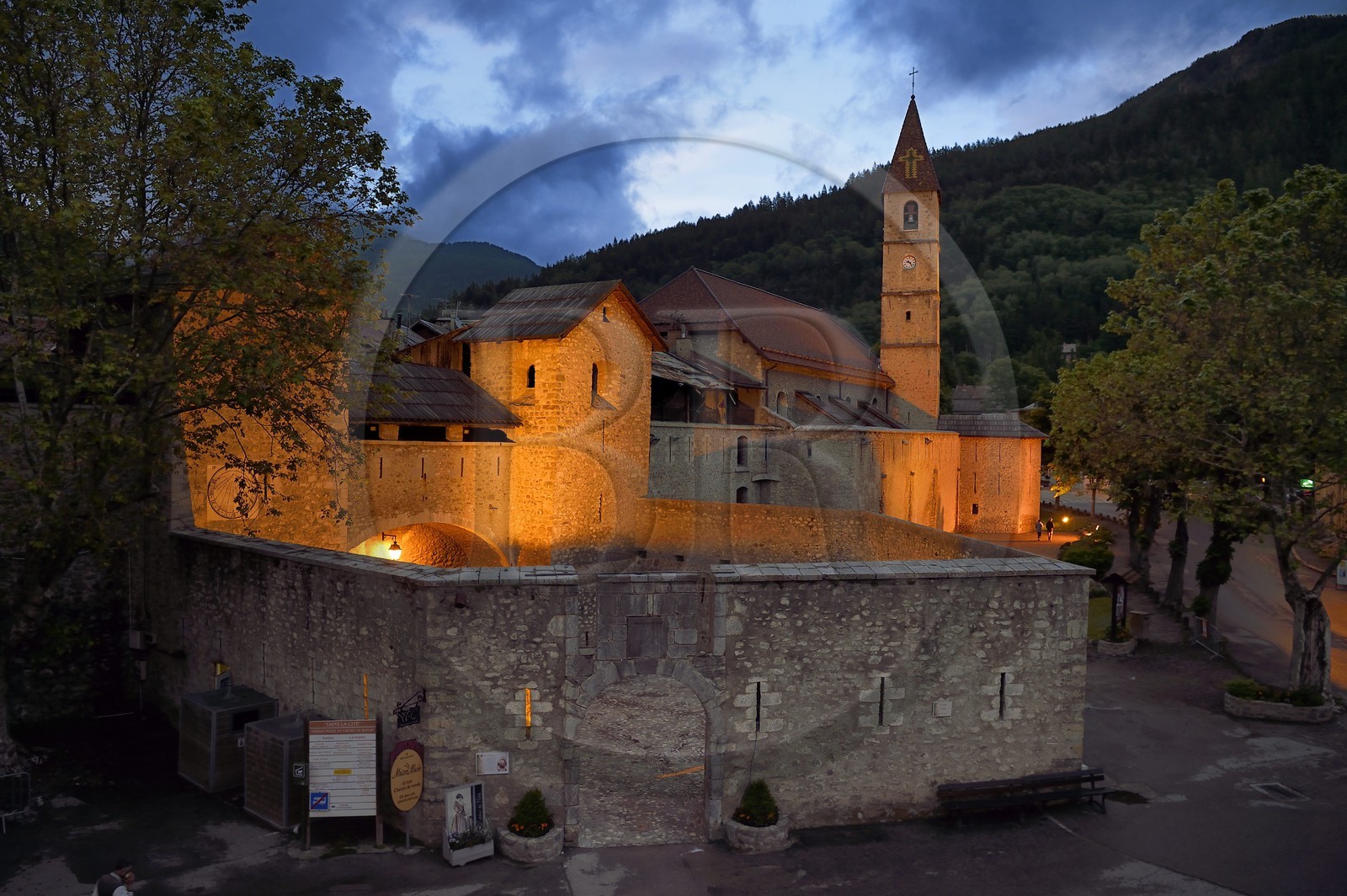 France, Alpes de Haute Provence, Parc National du Mercantour (Mercantour National Park) and Vallee du Haut Verdon, Colmars les Alpes fortified by Vauban in the late 17th century, wall of the Porte de France and St. Martin's Church
