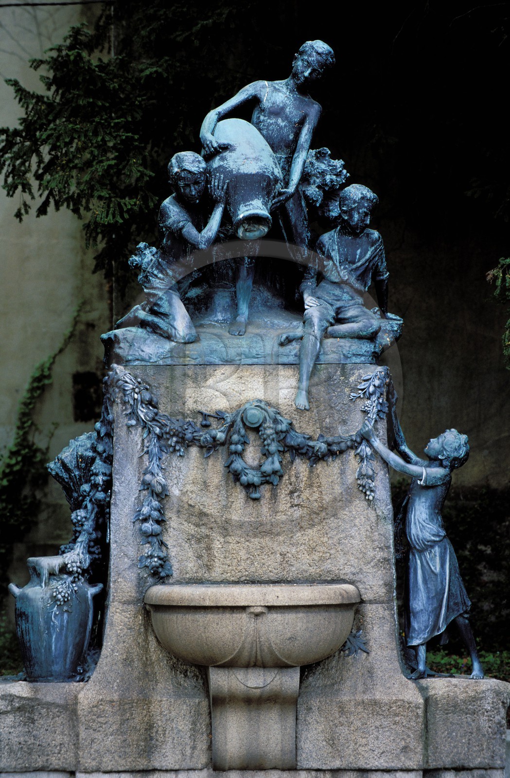 France, Saône-et-Loire (71), Le Creusot, château de La Verrerie, statue de 3 fils et de la fille Schneider