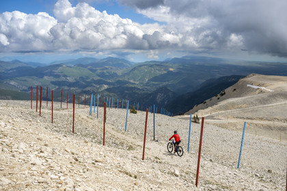 France, Vaucluse (84), Parc Naturel Régional du Mont Ventoux, Bedoin, cyclistes au sommet du Mont Ventoux (1910m)