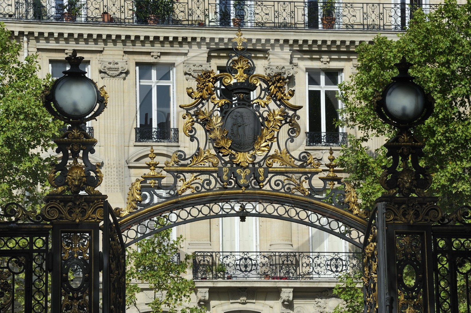 France, Paris (75), grille d'une des entrées du Parc Monceau et immeuble haussmannien de première classe au n° 84-88 boulevard Malesherbes en arriere plan