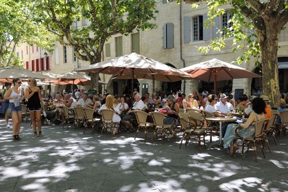 France, Gard (30), Uzès, classée ville d'art et d'histoire, la Place aux Herbes entourée de maisons à arcades et ses terrasses de café