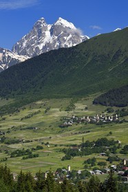 Géorgie, Haute Svanétie (Zemo Svaneti), région de Mestia, village de Mulakhi, tours défensives Svanes et le mont Ouchba (Ushba) en arrière plan