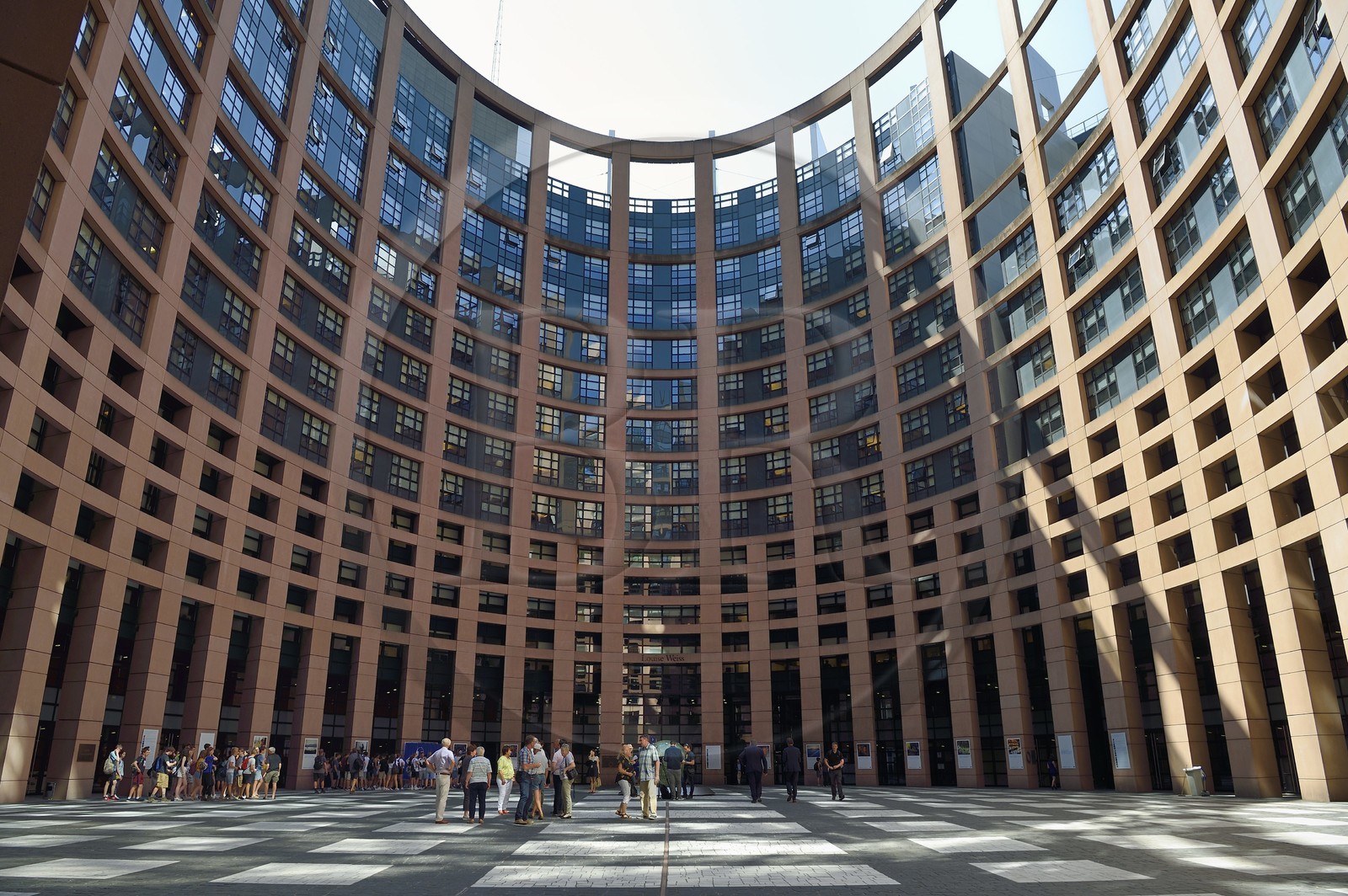 France, Bas-Rhin (67), Strasbourg, quartier européen, le Parlement européen, batiment Louise-Weiss, l'agora est une place monumentale située à l’intérieur d’une tour évidée
