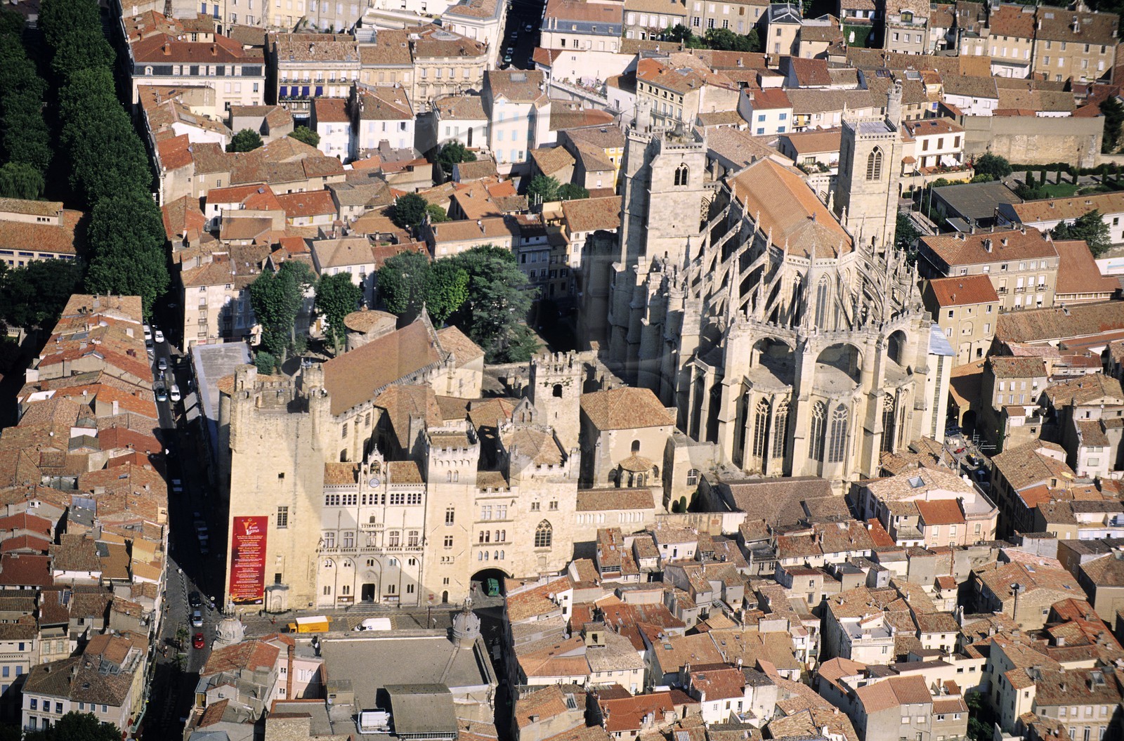 France, Aude (11), Narbonne, le Palais des Archevêques et la cathédrale Saint-Just-et-Saint-Pasteur (vue aérienne)