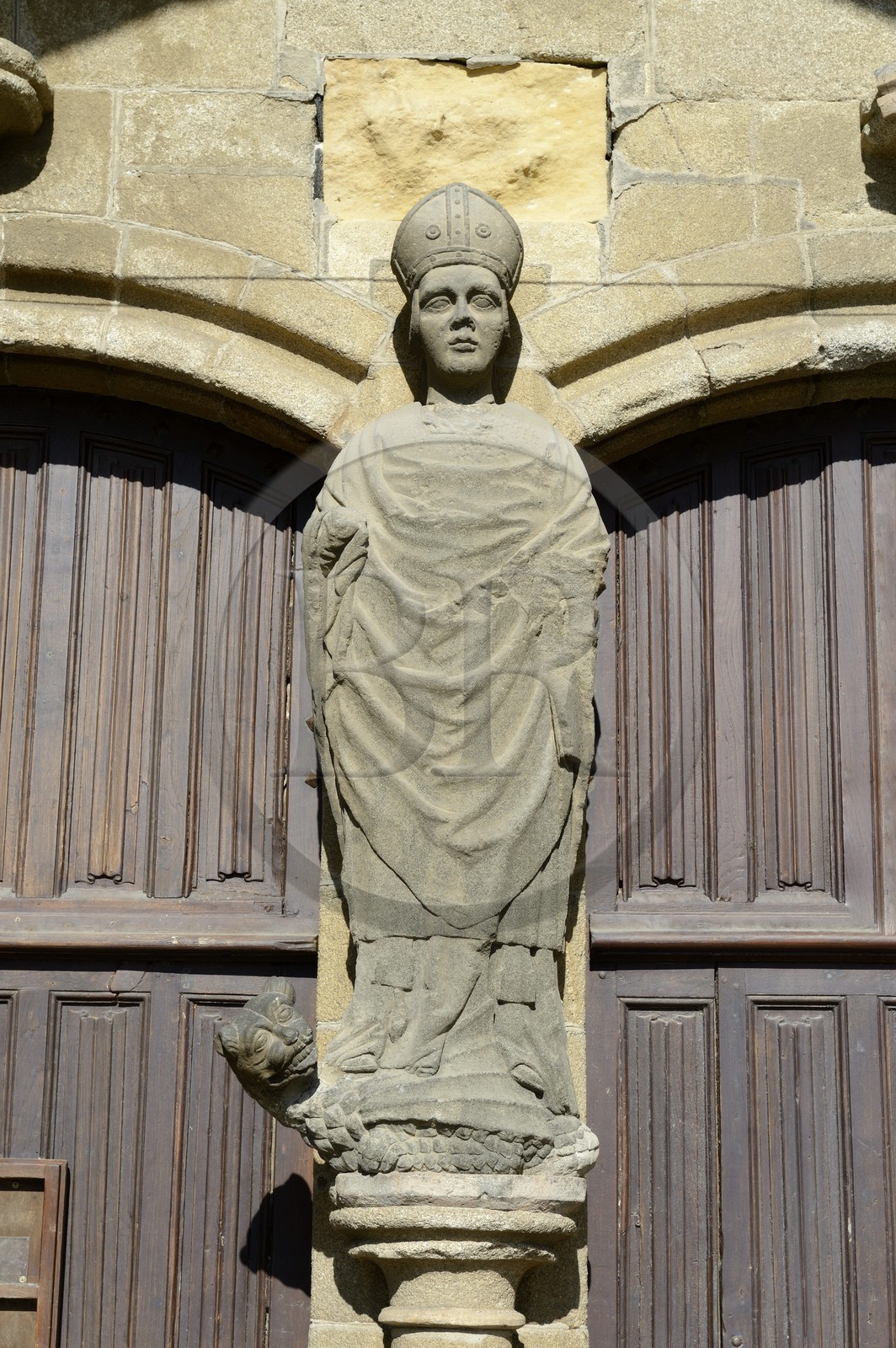 France, Finistère (29), Saint-Pol-de-Léon, ancienne cathédrale Saint-Paul-Aurélien, porche ouest, statue de Saint-Pol Aurélien terrassant le dragon