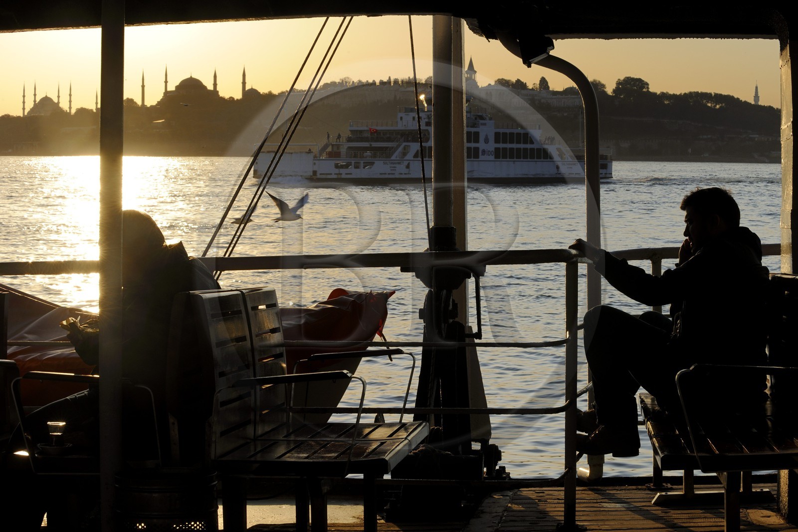 Turquie, Istanbul, ferry traversant le détroit du Bosphore, Sultan Ahmet Camii (Mosquée Bleue) et Aya Sofya (Sainte Sophie) et Palais de Topkapi en arrière-plan