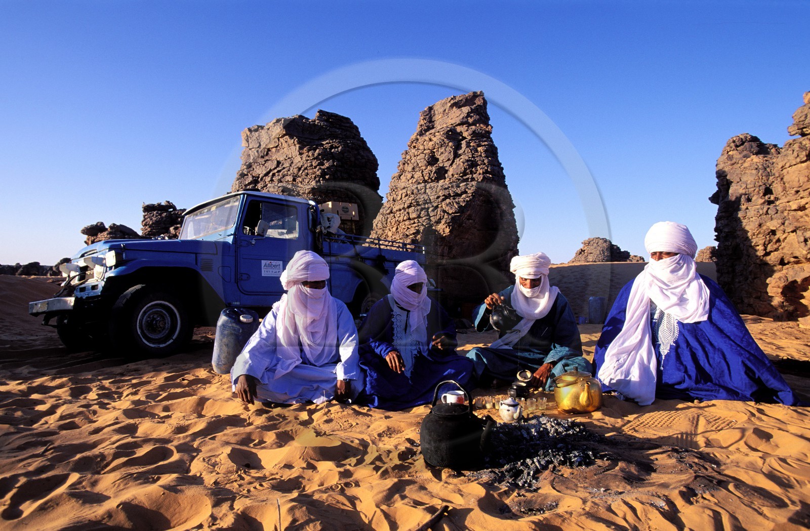 Libya, region of the desert, the Fezzan (Sahara), Tassili of Maghidet, Preparation of the tea during the evening bivouac