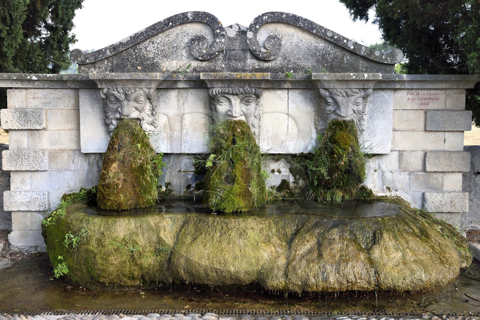 France, Vaucluse (84), Parc Naturel Regional du Luberon, Lourmarin, labellisé Les Plus Beaux Villages de France, la Fontaine aux trois masques présentés sous la forme de métaphore du Rhône, de la Durance et du Luberon