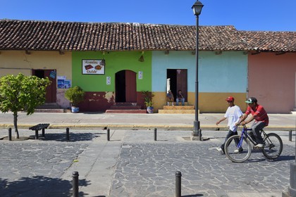 Nicaragua, Granada, maisons coloniales colorées dans la calle Calzada