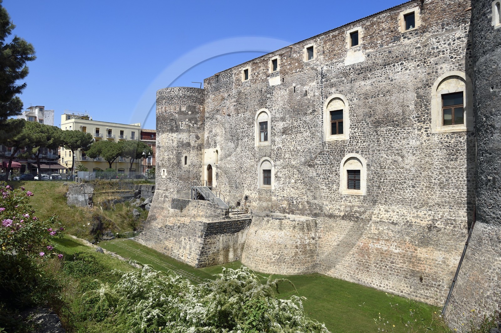 Italie, Sicile, Catane, ville baroque classée au Patrimoine Mondial de l'UNESCO, le Chateau d'Ursino (Castello Ursino) est un édifice militaire du XIIIe siècle