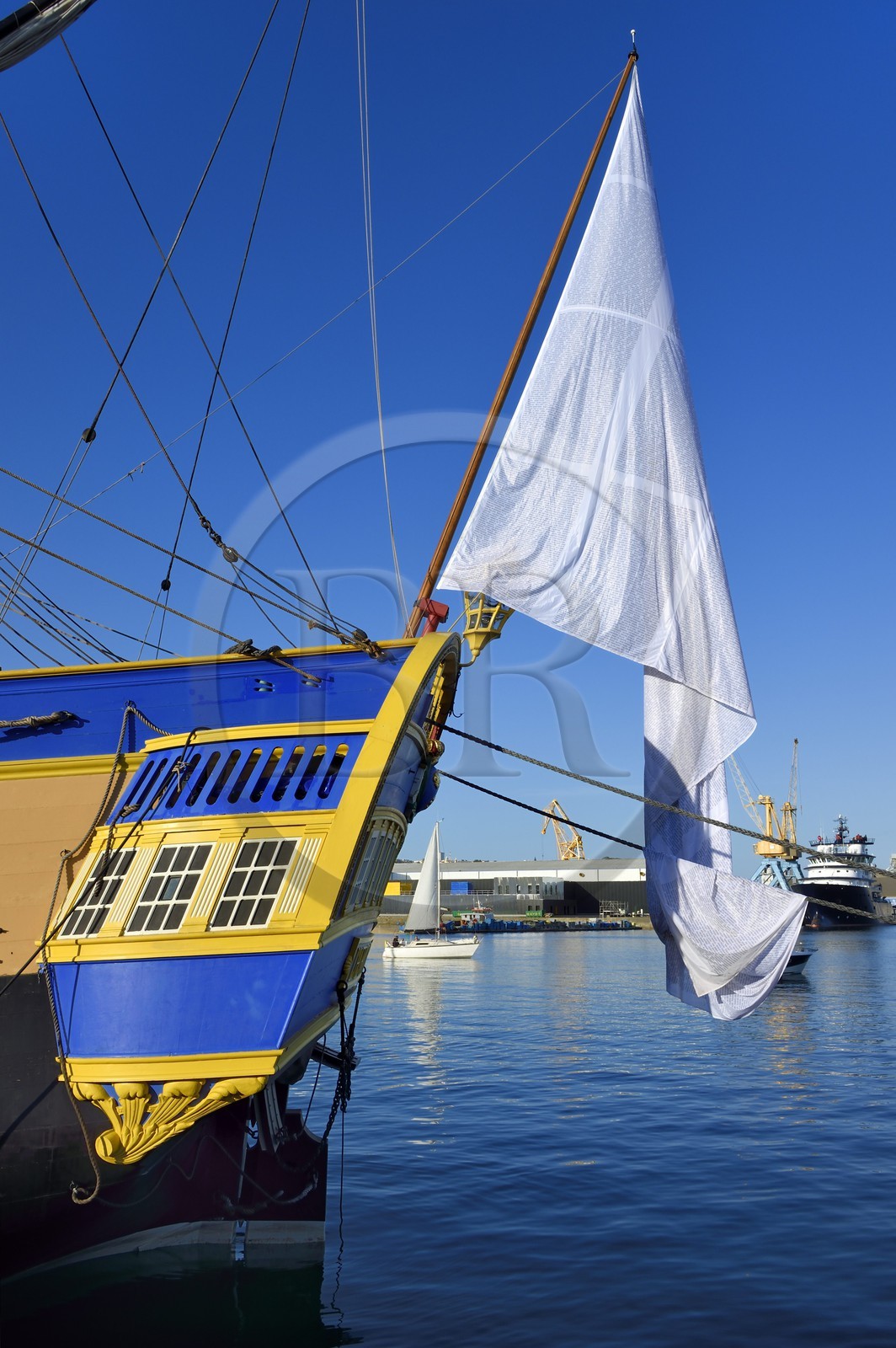 France, Finistère (29), port de Brest, la frégate L'Hermione, réplique du trois-mats qui transporta le marquis de Lafayette en Amérique en 1780, la poupe