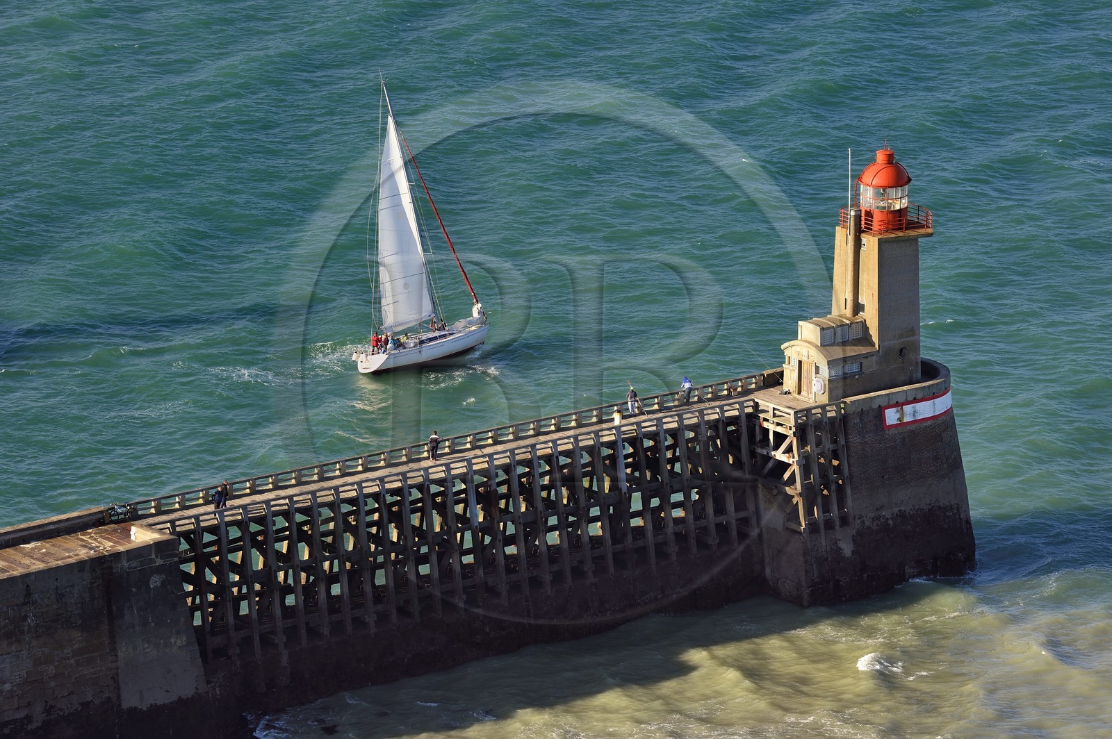 France, Seine-Maritime (76), Pays de Caux, Côte d'Albâtre, Fécamp, phare de la pointe Fagnet à l'entrée du port