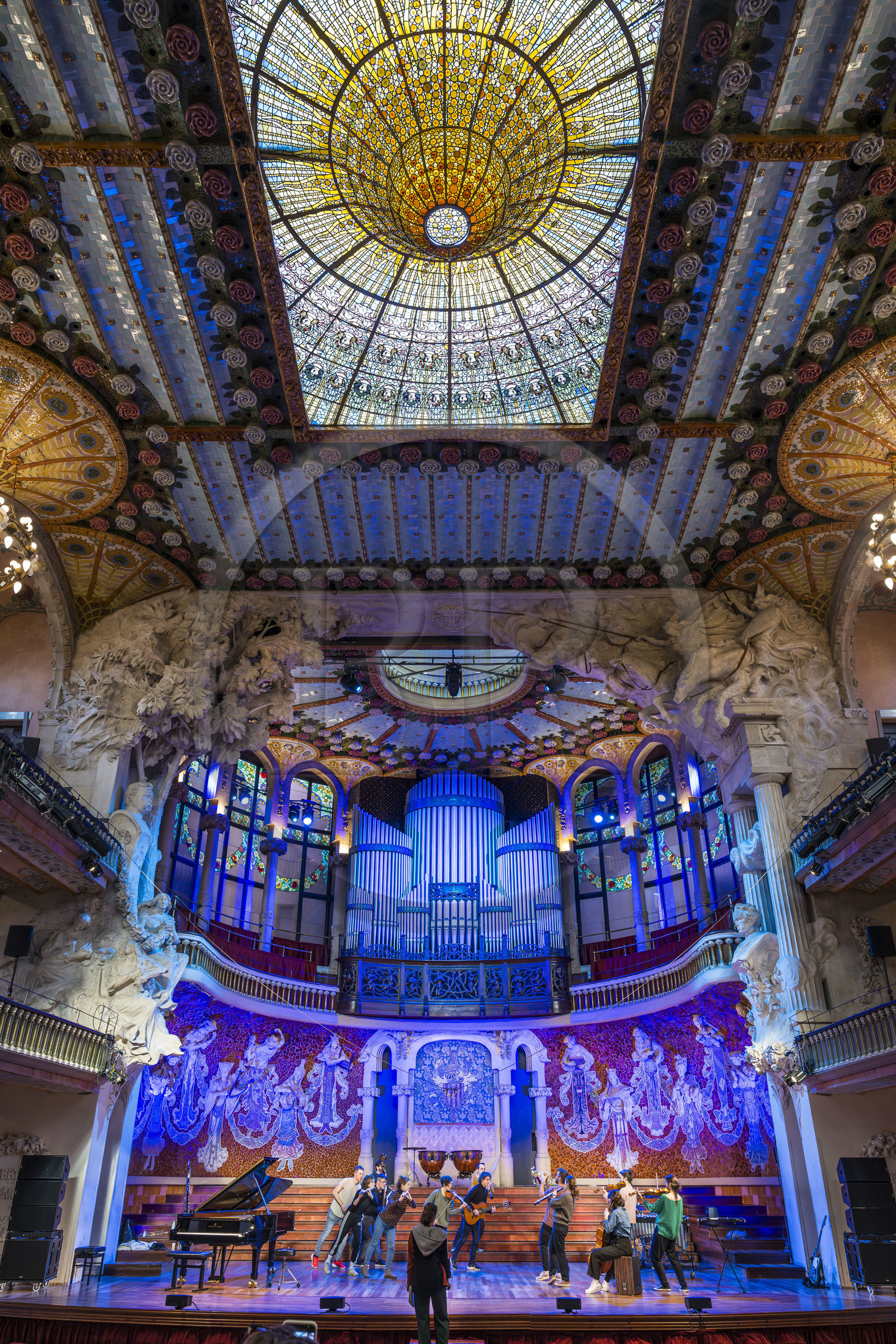 Espagne, Catalogne, Barcelone, Palau de la Musica Catalana (palais de la musique catalane), salle de concert dessinée par l'architecte du modernisme catalan Lluis Domènech i Montaner, site classé au Patrimoine Mondial de l'UNESCO, grande verrière, coupole de vitraux oeuvre de Antoni Rigalt i Blanch