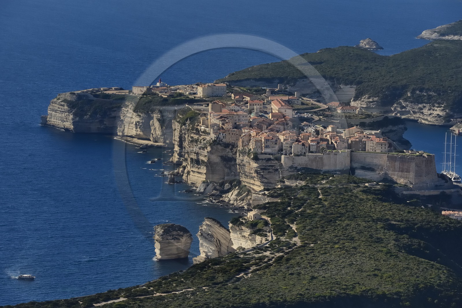 France, Corse-du-Sud (2A), Bonifacio, les falaises calcaires, la citadelle et la vieille ville, le rocher appelé Grain de Sable au premier plan (vue aérienne)