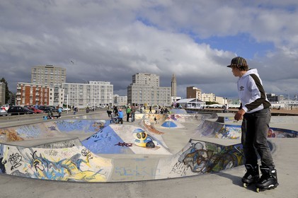 France, Seine-Maritime (76), Le Havre, Centre-ville reconstruit du Havre par Auguste Perret classé Patrimoine Mondial de l'UNESCO, le Skate park sur la plage, immeubles Perret de la Porte Océane et la Tour Lanterne de l'église Saint-Joseph en arrière plan