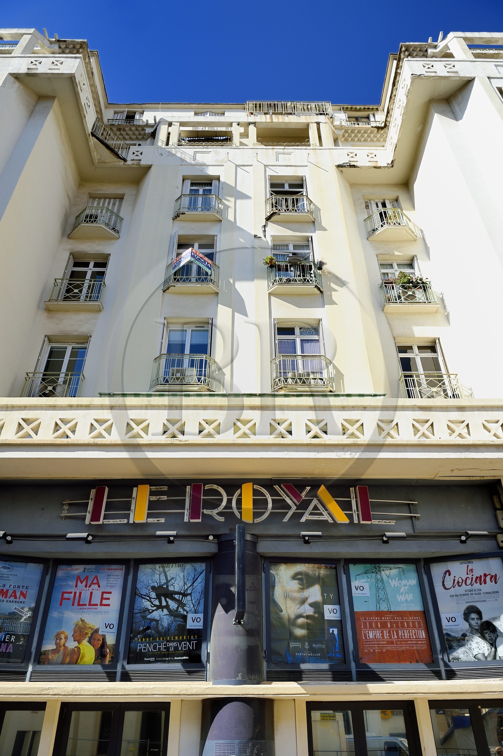 France, Var (83), Toulon, le cinema Le Royal dans un immeuble art-déco de la rue du Dr Jean Bertholet