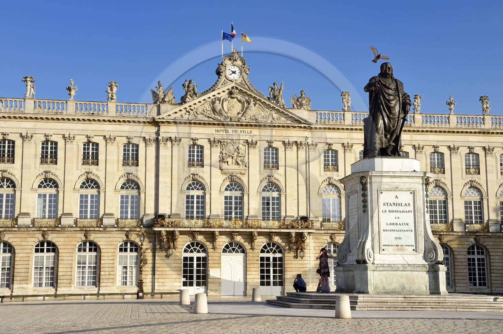 France, Meurthe-et-Moselle (54), Nancy, place Stanislas (ancienne Place Royale) construite par Stanislas Leszczynski représenté par la statue, roi de Pologne et dernier duc de Lorraine au XVIIIe siècle, classée Patrimoine Mondial de l'UNESCO, l'Hotel de ville