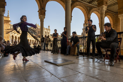 Spain, Andalusia, Sevilla, Parque de Maria Luisa, Plaza de Espana (Spain Square) built by the architect Anibal Gonzalez for the Ibero-American Exposition of 1929, flamenco dance show