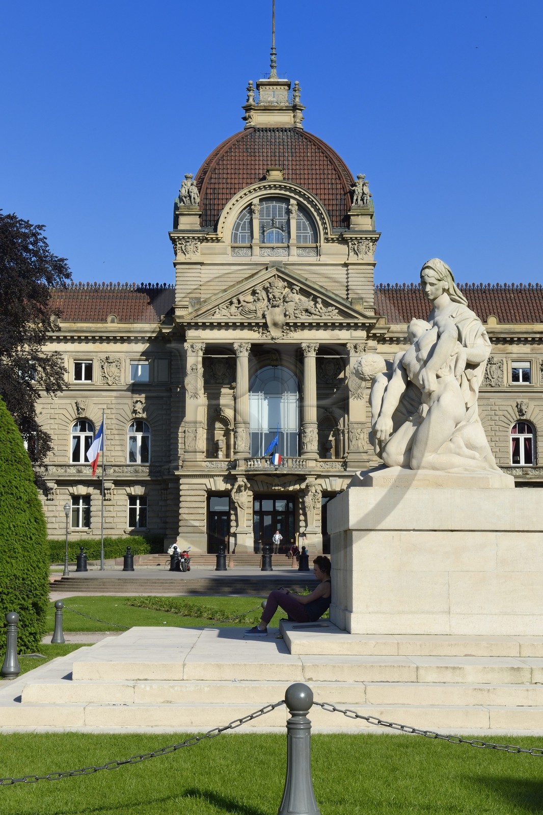 France, Bas-Rhin (67), Strasbourg, quartier de la Neustadt datant de la periode allemande, la place de la République, le Palais du Rhin (ancien Kaiserpalast) et le monument aux morts (une mère tient ses deux fils mourants, l’un regarde la France, l’autre l’Allemagne)