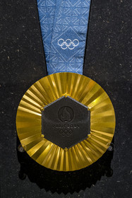 France, Paris (75), le musée de la Monnaie de Paris, médaille de Bronze des Jeux Olympiques 2024 fabriquée par la Monnaie de Paris