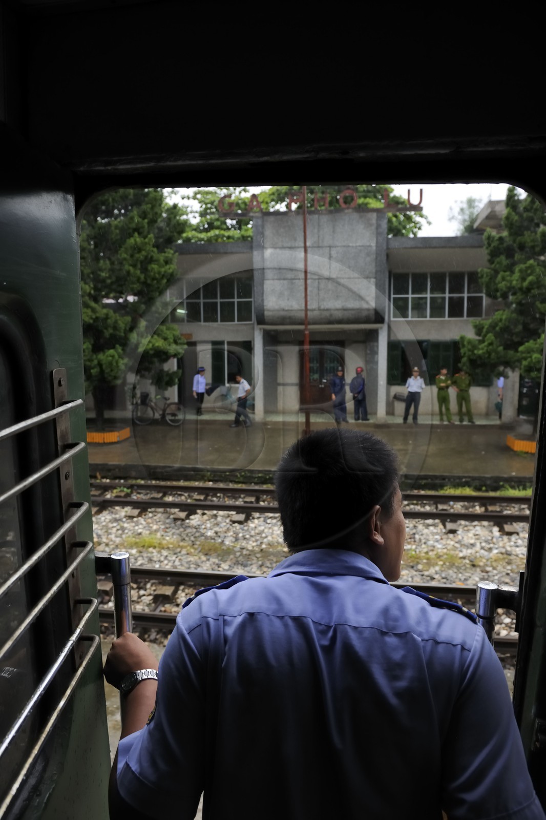 Vietnam, train de jour de Lao Cai à Hanoï, arrivée en gare de Pho Lu