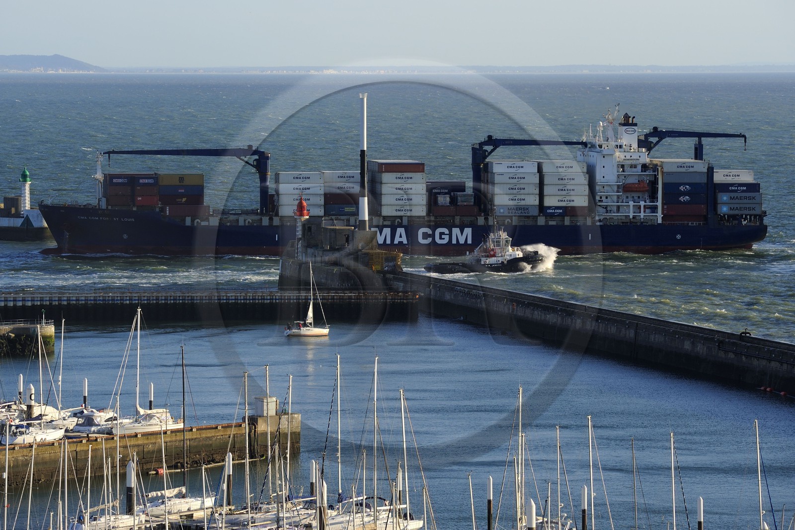 France, Seine-Maritime (76), Le Havre, porte-conteneurs entrant dans le chemin d'accès au port de commerce et port de plaisance au premier plan