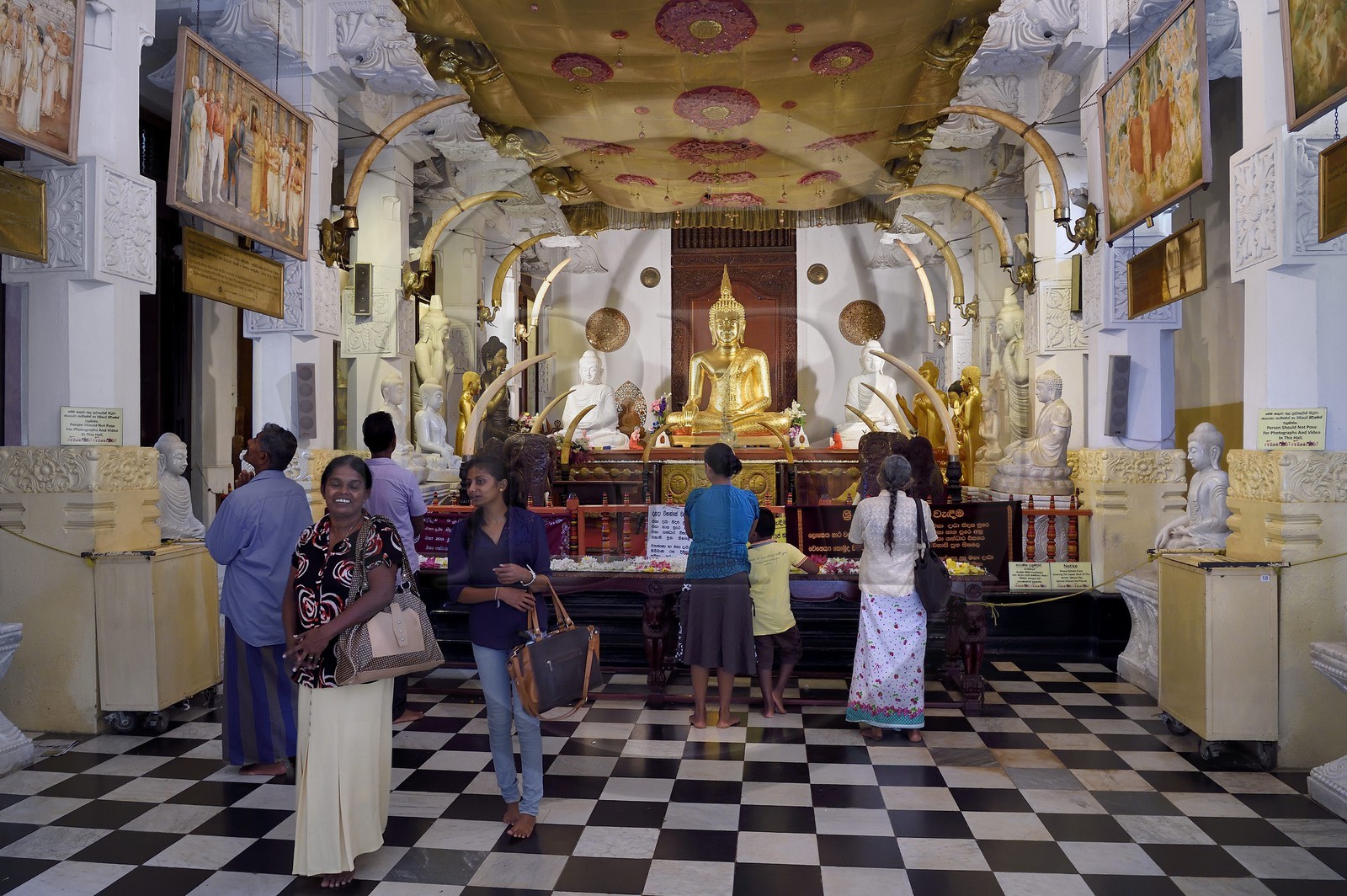 Sri Lanka, center province, Kandy, Temple of the Buddha Tooth (Sri Dalada Maligawa), the donation room