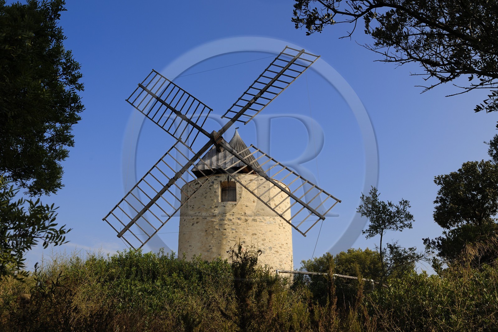 France, Var (83), Iles d'Hyères, parc national de Port-Cros, île de Porquerolles, Le Moulin du Bonheur est un vieux moulin à vent provençal datant du XVIIIème siècle