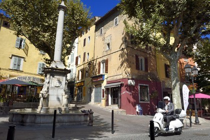 France, Var (83), La Dracénie, Lorgues, fontaine place du Revelin