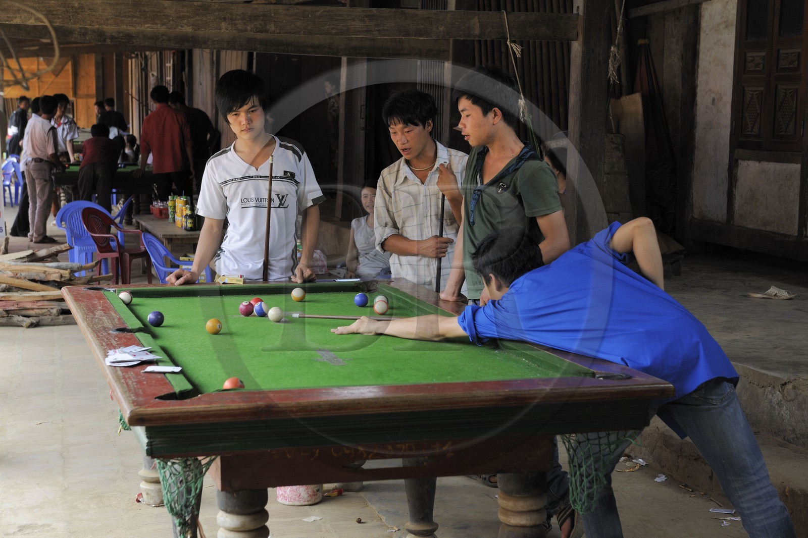 Vietnam, province de Lao Cai, région Nord-Ouest de Sapa, le marché multi-éthnique de Muong Hum, les hommes jouent au billard américain