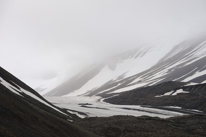 Norvège, Svalbard (Spitzberg), glacier surplombant la ville de Longyearbyen