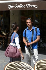 Israel, Jérusalem, soldat en permission mais toujours armé avec on amie sur Jaffa Road