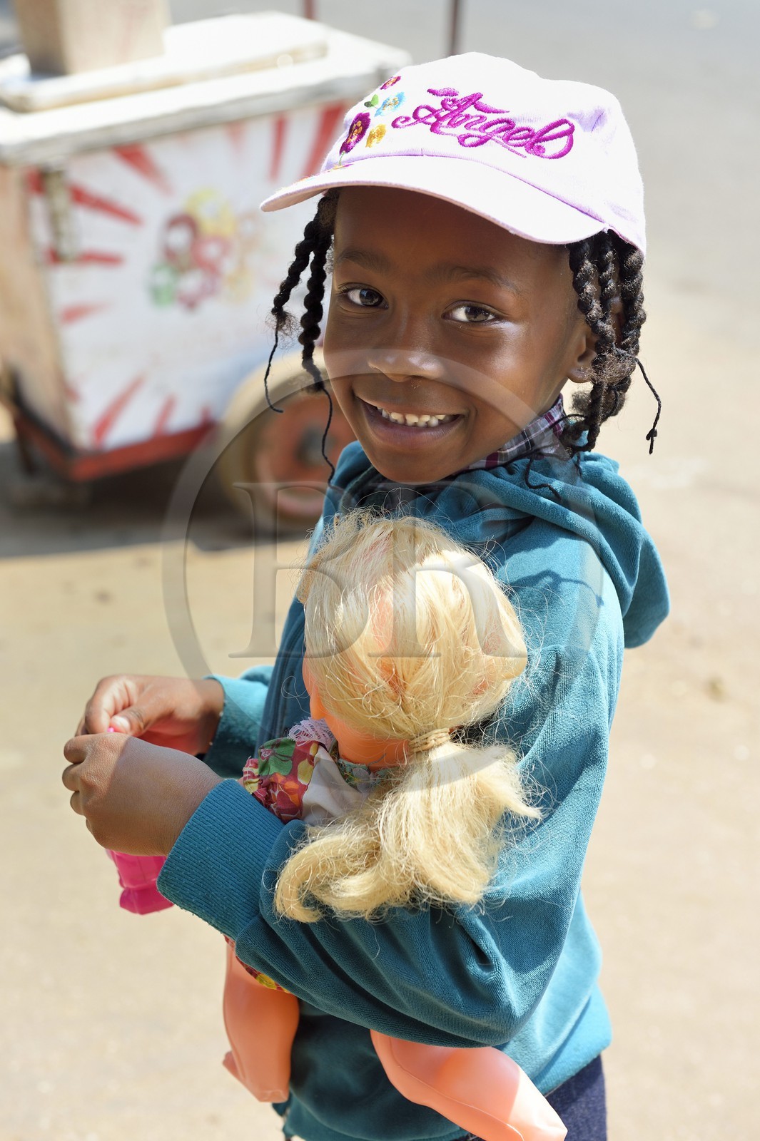 Zimbabwe, Harare, petite fille noire et sa poupée blanche