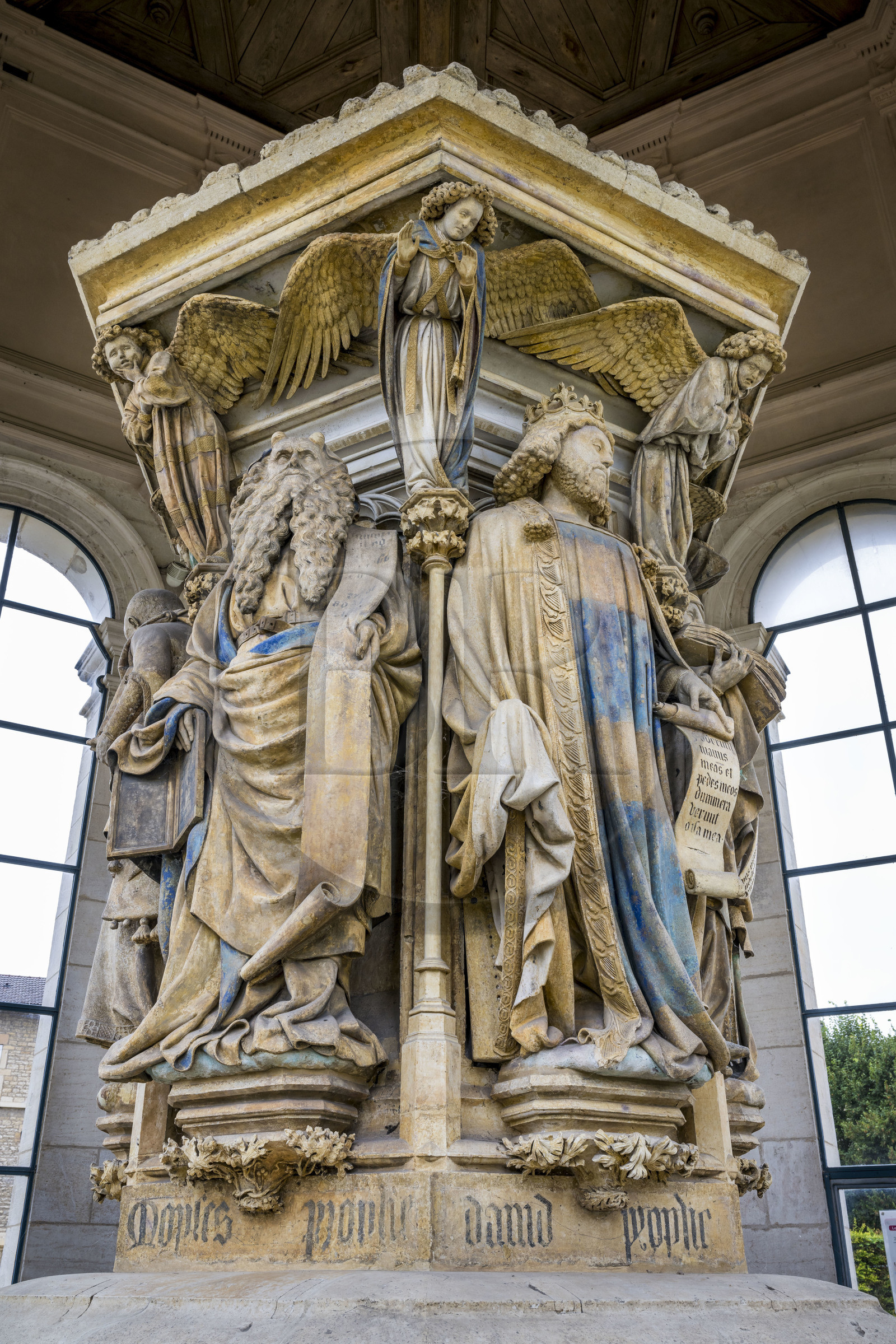 France, Côte-d'Or (21), Dijon, zone classée Patrimoine Mondial de l'UNESCO, chartreuse de Champmol, le Puits de Moïse de 1395-1405, chef-d'oeuvre du sculpteur flamand Claus Sluter, vestige d'un calvaire au centre du grand cloitre, à gauche la statue du prophète Moïse qui tient les tables de la Loi et du Roi David à droite