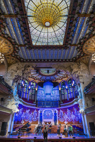 Espagne, Catalogne, Barcelone, Palau de la Musica Catalana (palais de la musique catalane), salle de concert dessinée par l'architecte du modernisme catalan Lluis Domènech i Montaner, site classé au Patrimoine Mondial de l'UNESCO, grande verrière, coupole de vitraux oeuvre de Antoni Rigalt i Blanch