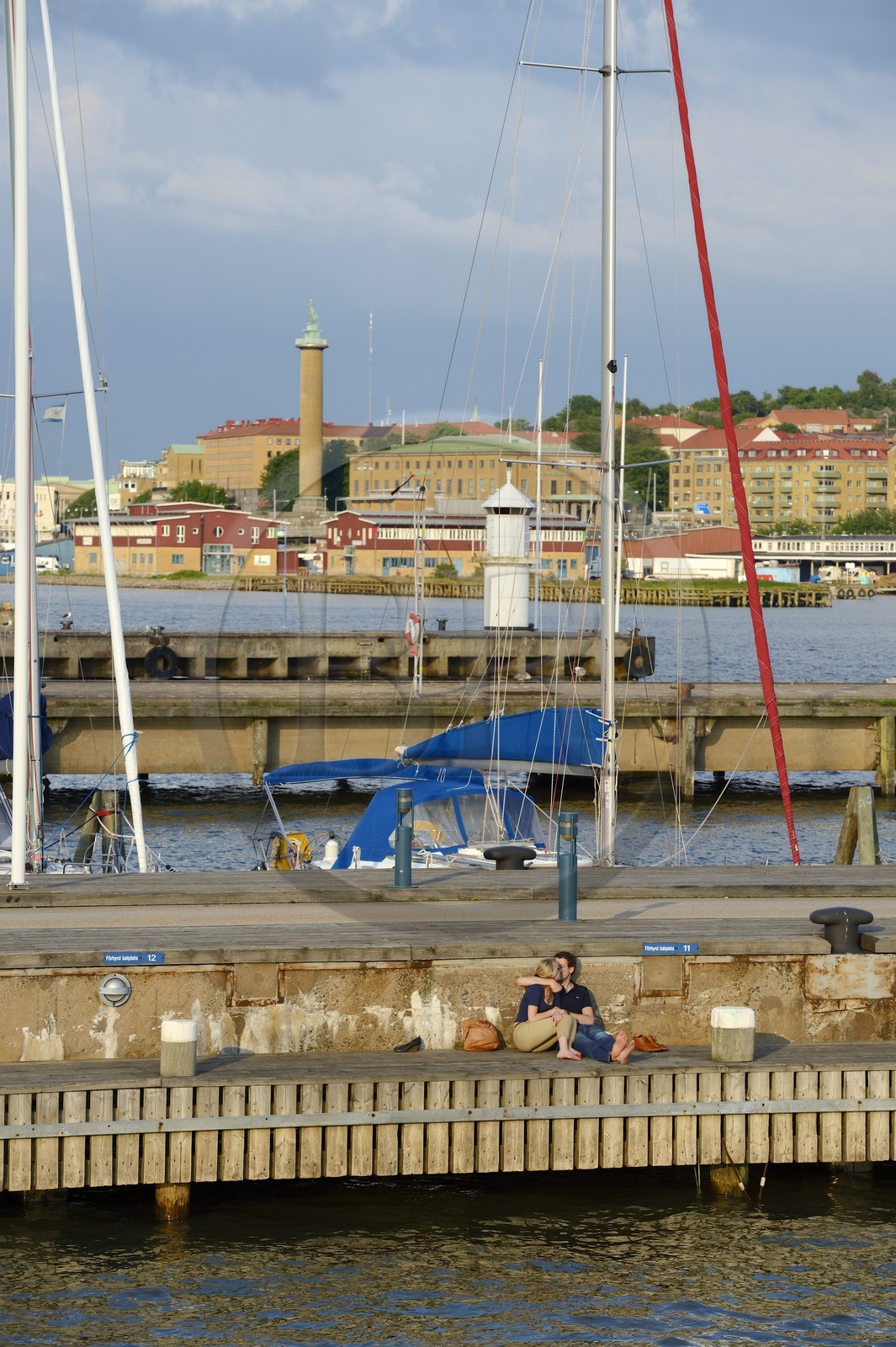 Suède, Västra Götaland, Göteborg (Gothenburg), couple d'amoureux sur les quais d'Eriksberg