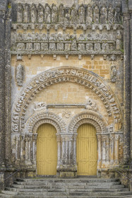 France, Vendée (85), Vouvant, labellisé Les Plus Beaux Villages de France, l'église Notre-Dame-de-l'Assomption, portail monumental divisé en deux parties, partie basse romane (XIIe siècle) et partie haute gothique (XVe siècle)