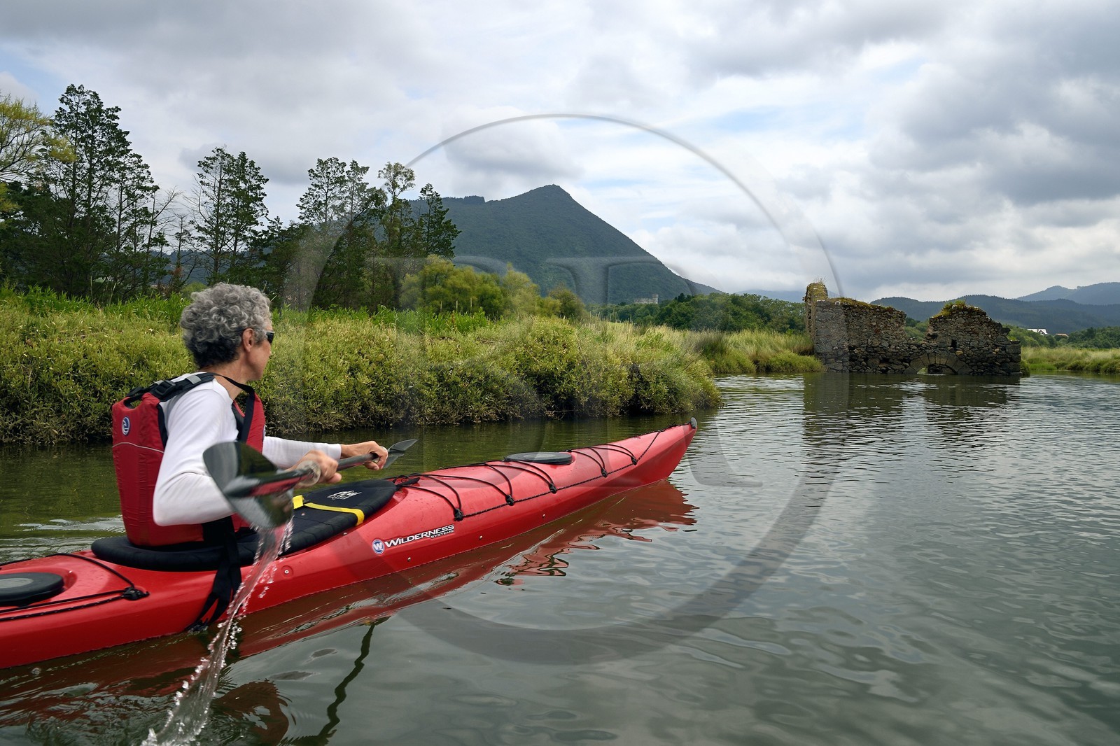 Espagne, Pays basque espagnol, Biscaye, région de Gernika-Lumo, Réserve de biosphère d'Urdaibai, remontée en kayak de l'estuaire du fleuve Oka, ancien moulin à énergie marémotrice