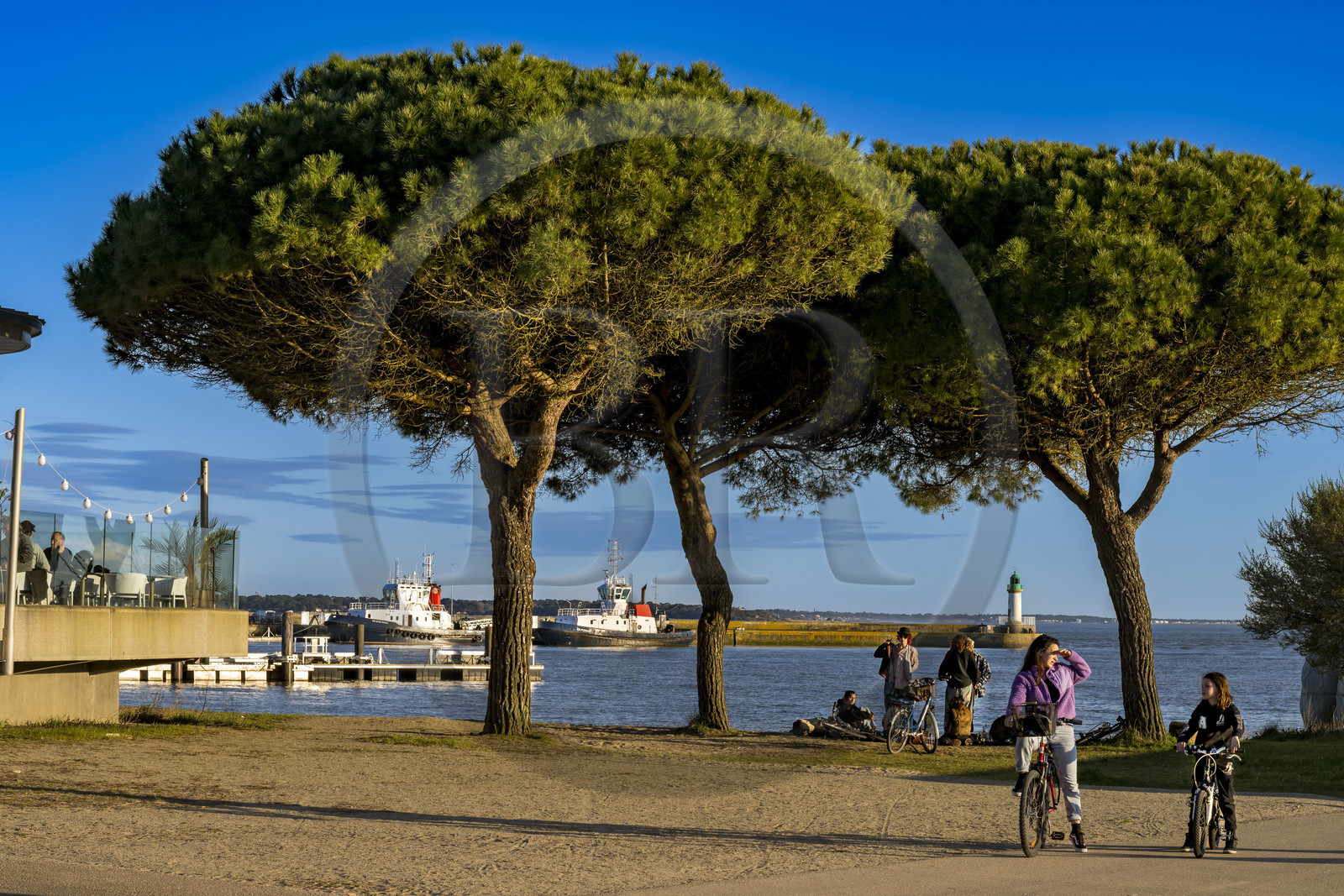 France, Loire-Atlantique (44), Estuaire de la Loire, Saint-Nazaire, groupe de jeunes gens en bordure du Quai de la Jetée au bout de la Grande Plage