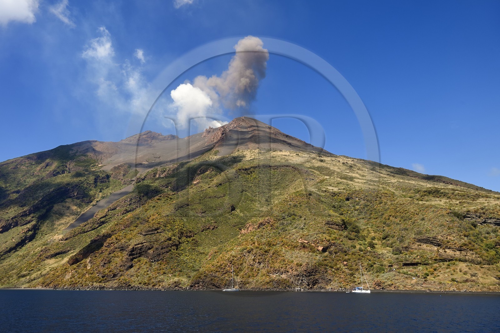 Italie, Sicile, iles Eoliennes, classées Patrimoine Mondial de l'UNESCO, ile de Stromboli, une des multiples et régiulières éruptions du volcan Stromboli qui culmine à 924m